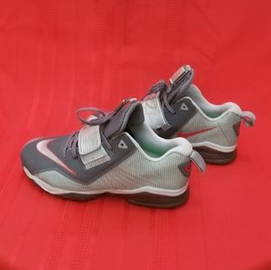 Nike CJ Trainer 2 Athletic Shoes/Youth 6Y/Silver
